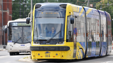 Na zdjeciu: żółto-niebieski tramwaj i biały autobus