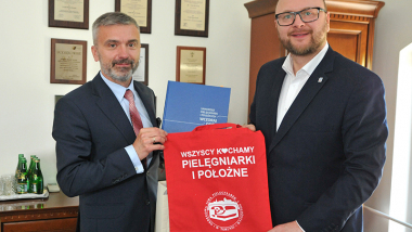 Tomasz Krzysztyniak i prezydent Torunia Paweł Gulewski
